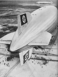 Duits Zeppelin-luchtschip Hindenburg afgemeerd in Lakehurst, New Jersey, ca. 1936-1937