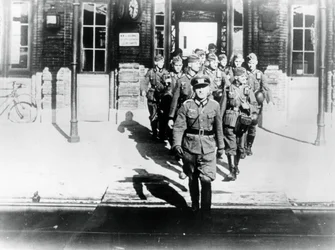 Duitse legerofficier leidt zijn compagnie naar een perron, Parijs, augustus 1940