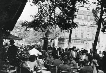 Duitse legerofficieren ontspannen buiten het Café de la Paix, Parijs, juni 1940
