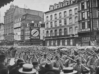 Duitse infanterie betreedt Brussel in de regen, 1914