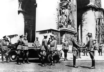 Duitse officieren bij de Arc de Triomphe tijdens de overwinningsparade, Parijs, juni 1940