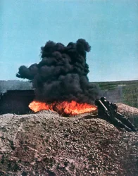 Duitse soldaat die een vlammenwerper gebruikt, Rusland, 1941
