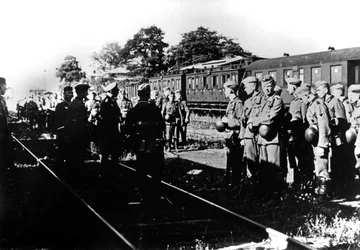 Duitse soldaten wachten op vervoer in een treinstation in de buitenwijken van Parijs, augustus 1940