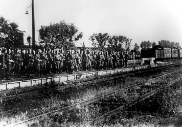 Duitse soldaten op een perron in afwachting van transport, Frankrijk, augustus 1940