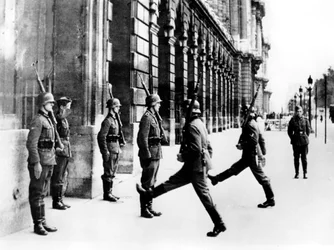Duitse soldaten op wacht buiten het Hotel Crillon, Parijs, 7 oktober 1940