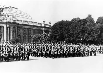 Duitse troepen marcheren voor de Duitse commandant van Parijs, 8 juli 1941