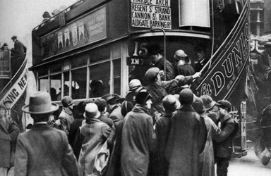 Instappen in een bus in Ludgate Hill, Londen