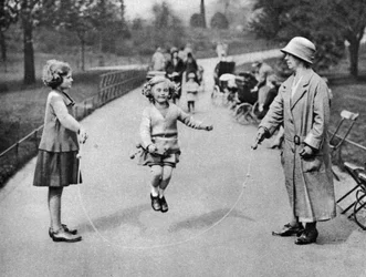 Meisje aan het touwtjespringen, Hyde Park, Londen, 1926-1927