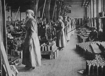 Meisjesarbeiders in een munitiefabriek, 1915