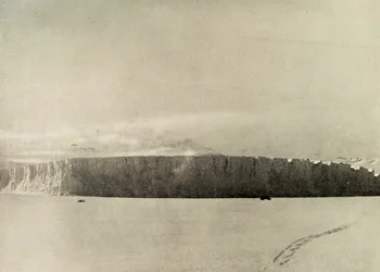 Gletsjer ten zuiden van Kaap Barne, met motor die op zee-ijs reist, ca. 1908