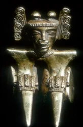 Gouden Pre-Columbiaanse zittende figuur, Quimbaya, Colombia, pre 14e-15e eeuw