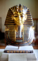 Gouden en lapis lazuli dodenmasker van Toetanchamon, koning van Egypte, midden 14e eeuw v.Chr.