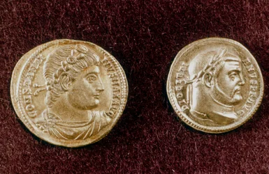 Gouden munten met hoofden van Romeinse keizers Constantijn de Grote en Diocletianus, 4e eeuw