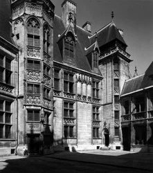 Gotische architectuur: gevel van de binnenplaats van het paleis van Jacques Coeur (1395-1456), handelaar van Bourges.