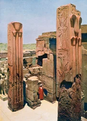 Granieten zuilen met lotus- en papyrusdecoratie, Tempel van Amon-Re, Karnak, Egypte