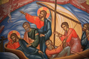 Grieks-orthodoxe icoon die Jezus (tweemaal afgebeeld) en zijn apostelen op het Meer van Tiberias afbeeldt, Thessaloniki, Griekenland