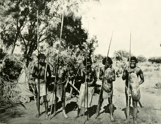 Groep Aboriginal mannen, Queensland, Australië
