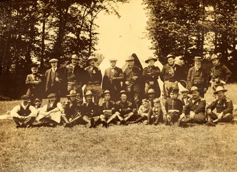 Groep mannen in uniform voor een tipi, Buckinghamshire, 1913