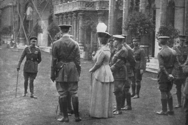 Koning George V en Koningin Mary op de Oostelijke Gazons, 25 augustus 1915