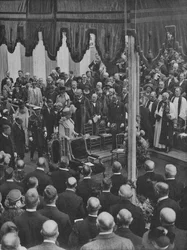 Z.M. De Koning legt de Eerste Steen van Lloyds Nieuwe Gebouw 23 mei 1925, 1928