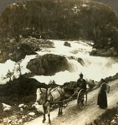 Stop van een stolkjaerre op de Telemarkenweg naast de schuimende Kleine Rjukan-watervallen, Noorwegen, ca. 1905