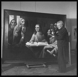 Han van Meegeren schildert Jezus onder de dokters, 1945
