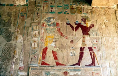 Hatshepsut, koningin van Egypte, brengt een offer aan de god Horus
