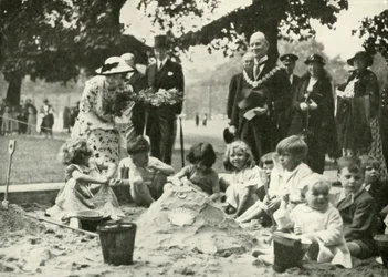 Hare Majesteit ..., op de nieuwe speelplaats op de plaats van het oude Foundling Hospital