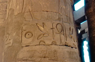 Hiërogliefen gegraveerd op een zuil in de Tempel van Karnak, Egypte, ca. 14e-13e eeuw v.Chr.