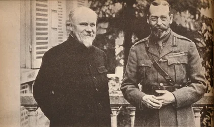 Zijne Majesteit met president Poincare bij het Britse hoofdkwartier in Frankrijk, ca. 1916, 1935