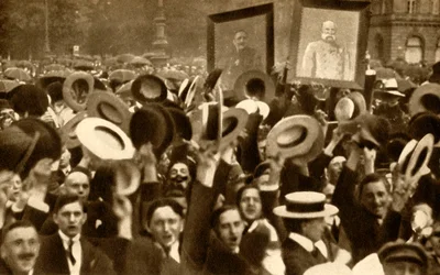 Hoch de Kaiser!: juichende menigten in de straten, Berlijn, Duitsland, 4 augustus 1914, 1933