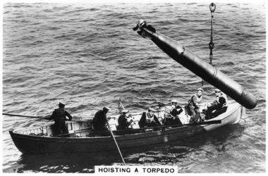 Een torpedo hijsen, HMS Courageous, 1937