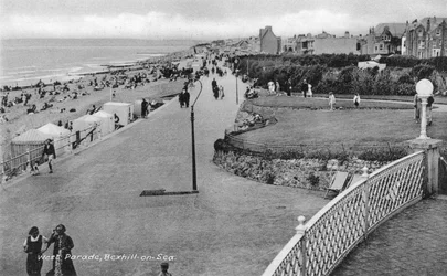 Vakantiegangers op West Parade, Bexhill-on-Sea, East Sussex