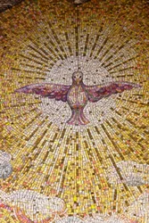 Heilige Geest symbool mozaïek in de Sacro Cuore di Gesu kerk, Gallipoli, Italië