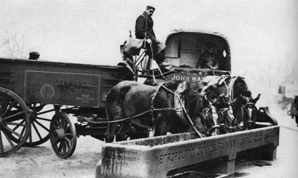 Paarden drinken uit een veetrog, Londen, 1926-1927