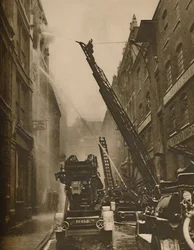 Hoe de Londense brandweer zijn vijand te lijf gaat, ca. 1935