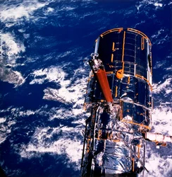 Hubble Ruimtetelescoop boven de Aarde