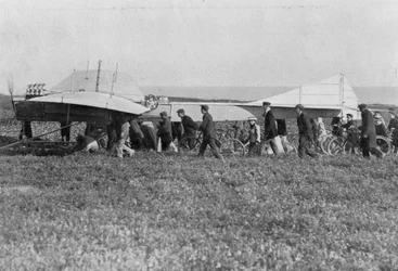 Hubert Latham maakt zich klaar om op te stijgen na Louis Bleriot, nabij Calais, Frankrijk, 25 juli 1909