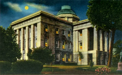 Verlichte Nachtweergave van het N.C. Staatskapitool, Raleigh, N.C.