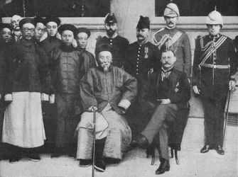 In Verre Cathay - Een interessante groep in Hong Kong, genomen voordat Li Hung naar Peking ging, 1900