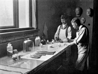 In Professor Herkomers emaillestudio, kleuren malen, 1899