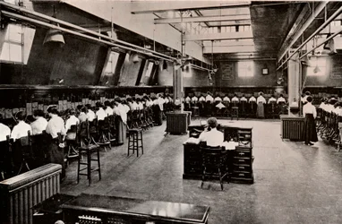 In een grote telefooncentrale, c1916