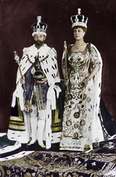 In het voorjaar van 1910 stierf Koning Edward VII, in maart 1911 werd Koning George V gekroond, 1911, 1945