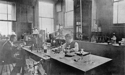 Industriële laboratorium bij Thomas Firth & Sons Norfolk Works, Sheffield, ca. 1900