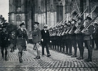 Inspectie van troepen aan de voet van de Dom van Keulen