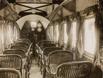 Interieur van een passagiersvliegtuig uitgerust met Napier-motoren, circa 1920s