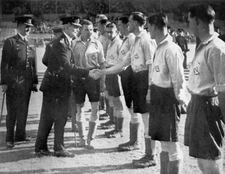 Introducties voor een RAF vs Metropolitan Police voetbalwedstrijd, Wembley, Londen, 1942