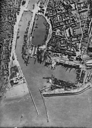 Invasieboten verzameld in de haven van Boulogne, Frankrijk, 1940-1943