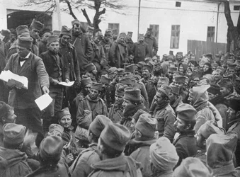 Uitgifte van verlofpassen aan gewonde Servische troepen in Nish, 1915