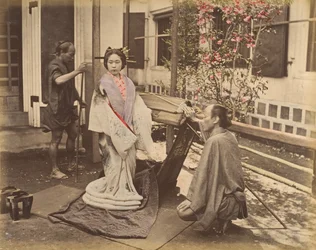 [Japanse vrouw in traditionele kleding poseert met twee mannen], 1870s
